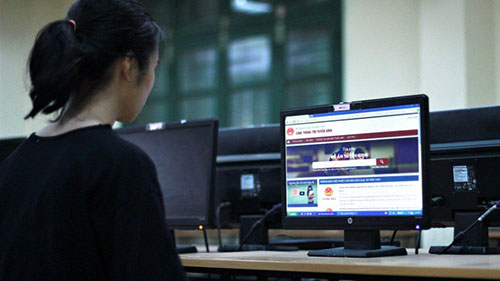 Thí sinh thay đổi nguyện vọng trên hệ thống trực tuyến tại trường THPT Nguyễn Thị Minh Khai,  Bắc Từ Liêm, Hà Nội