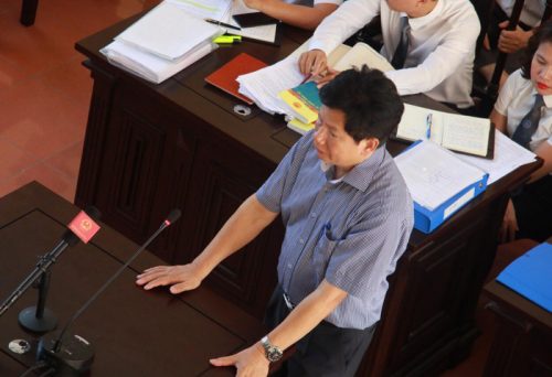 Luật sư Trần Hồng Phúc bào chữa cho bị cáo Hoàng Công Lương trong phiên tòa sáng ngày 23/4