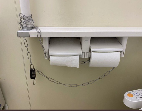 Hai cuộn giấy vệ sinh được xích để ngăn mất cắp. Hình ảnh này được một người dân Nhật Bản chia sẻ lên Twitter hôm 1-3 và nhanh chóng thu hút tới hàng trăm nghìn người theo dõi - Ảnh: TWITTER