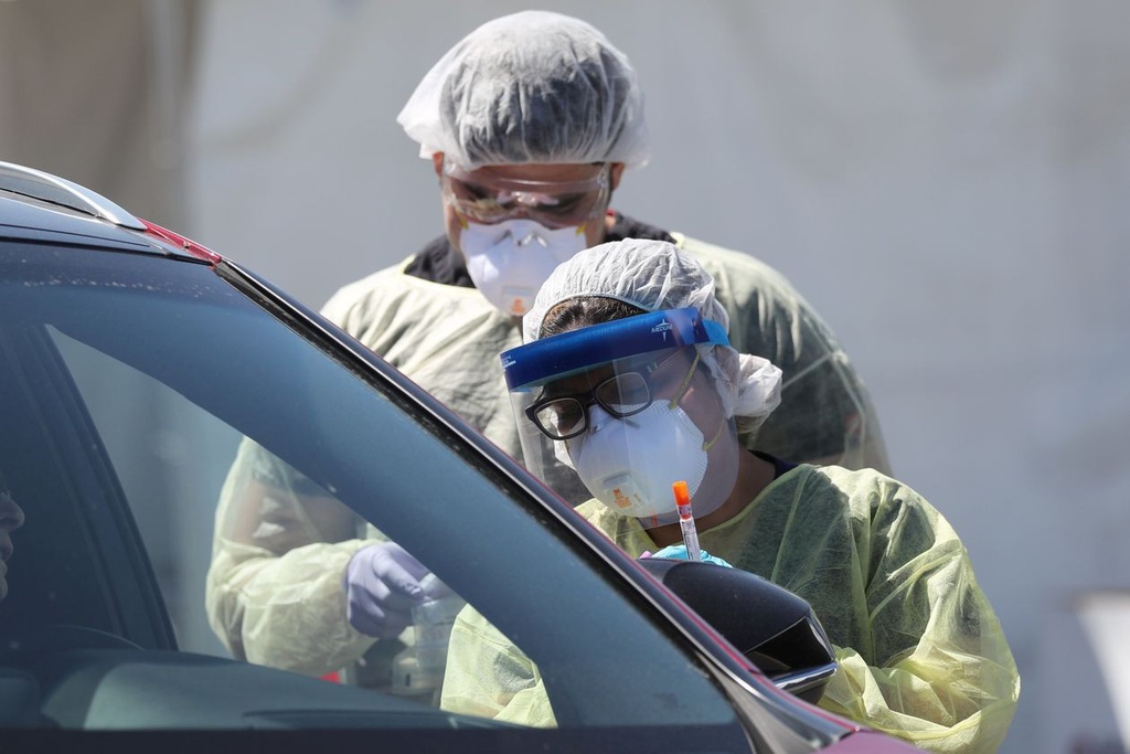 Các nhân viên bệnh viện tiến hành xét nghiệm virus corona ở Indian Wells, California. Ảnh: Reuters.