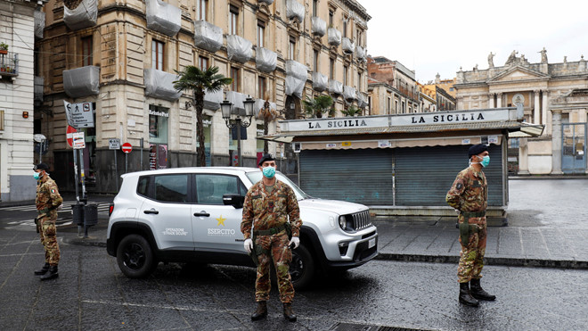 Binh sĩ canh gác tại thành phố Catania miền nam Ý giữa lúc cả nước đang bị phong tỏa