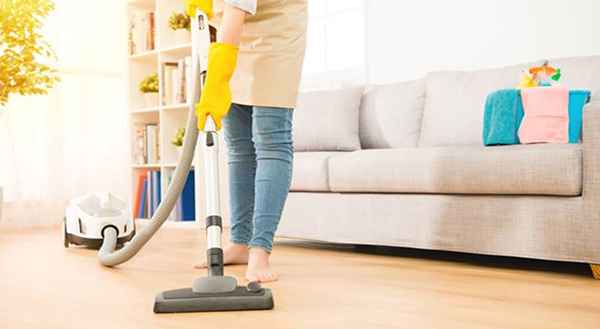 Giữ nhà sạch sẽ, giảm bụi bẩn và thường xuyên lau chùi nhà cửa để phòng viêm mũi dị ứng