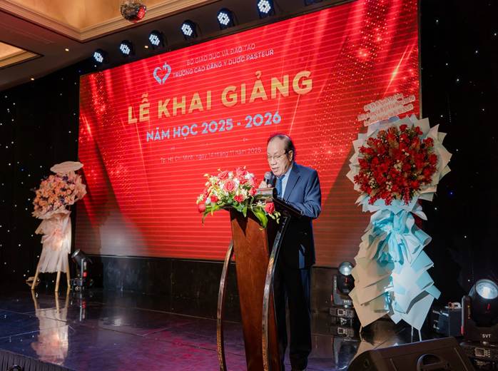 Thầy Hiệu trưởng trường Cao đẳng y dược Pasteur phát biểu nhân ngày 20/11/2025