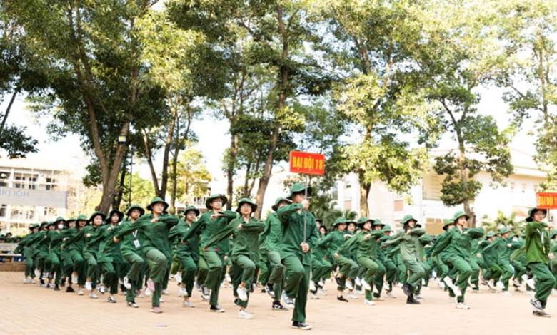 Giờ học GDQP & AN của sinh viên trường Cao đẳng y dược Pasteur