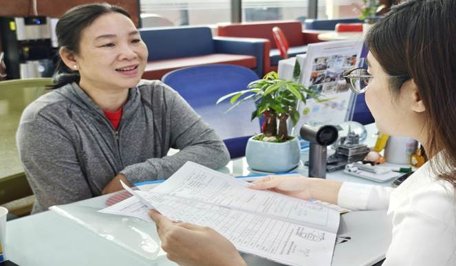 PH-HS đang được nghe nhân viên tư vấn tư vấn chương trình học